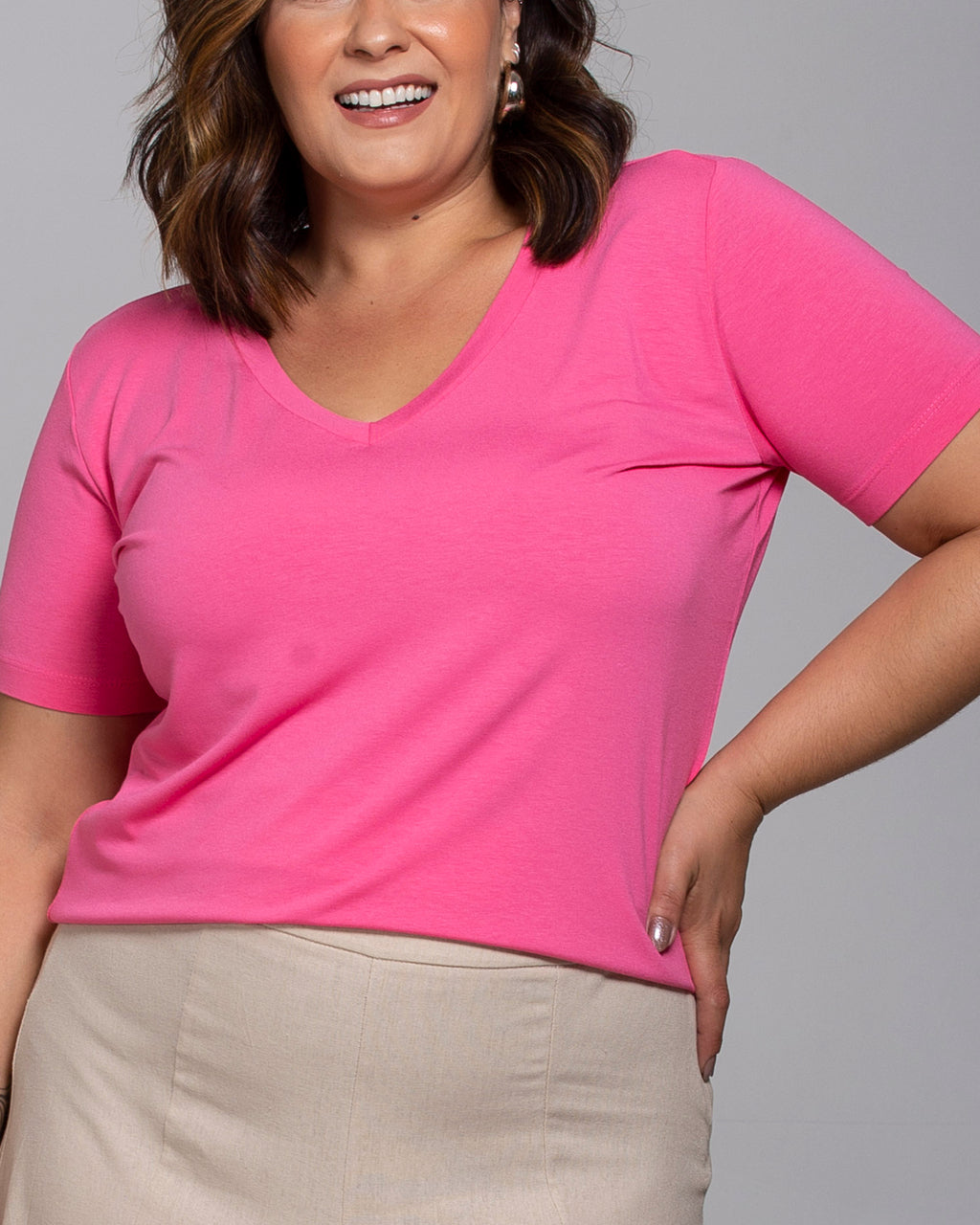 T-shirt Essencial Gola V - Divina Garota