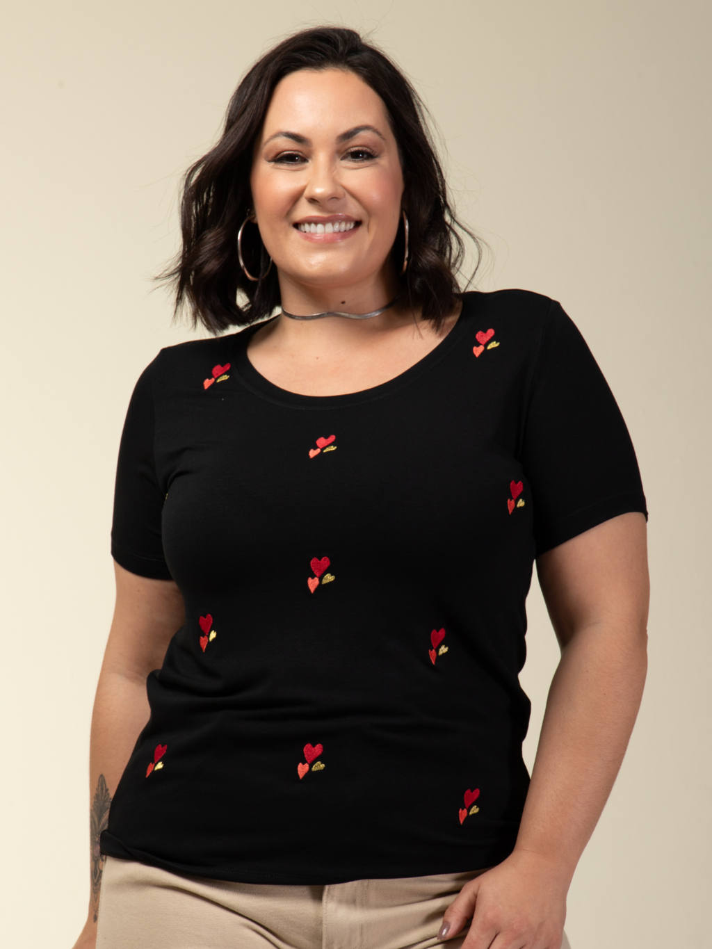 T-shirt Corações Bordado - Divina Garota