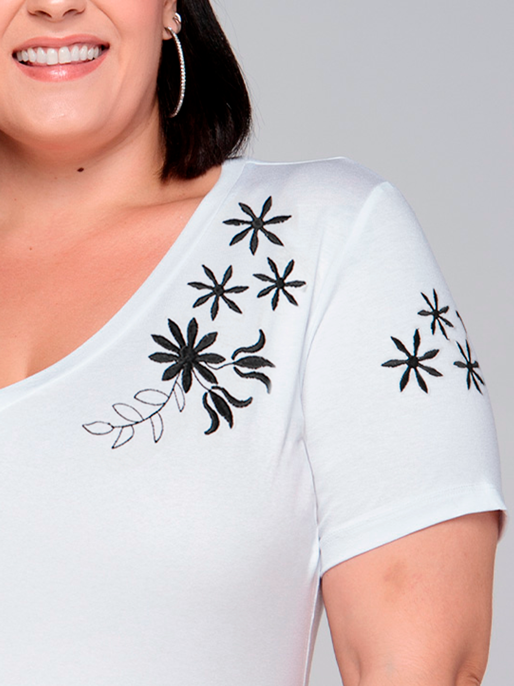 T-shirt Bordada Alice - Divina Garota