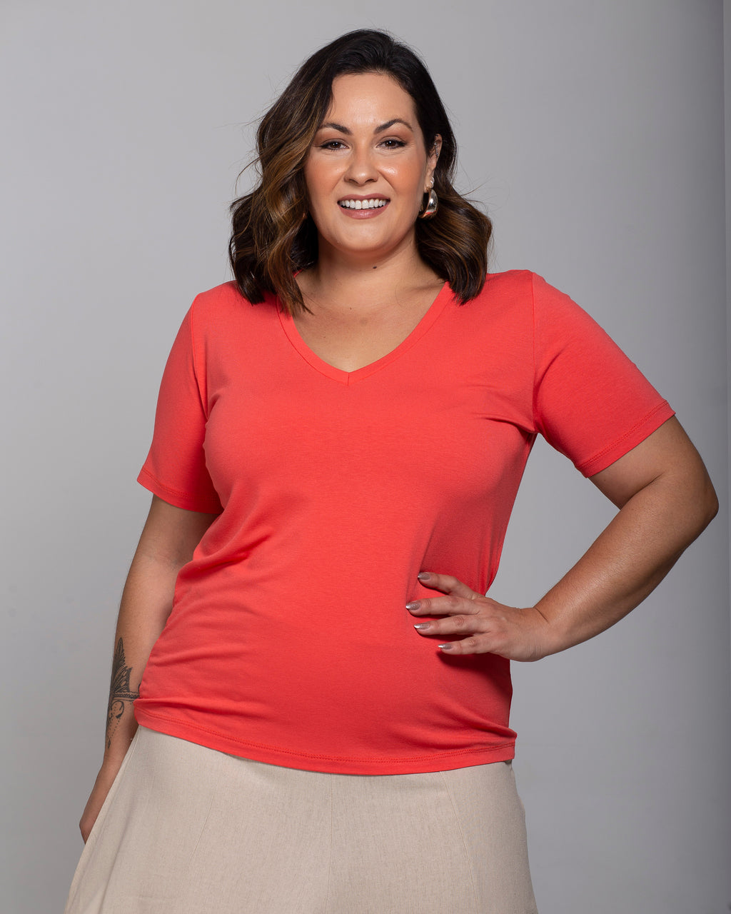 T-shirt Essencial Gola V - Divina Garota