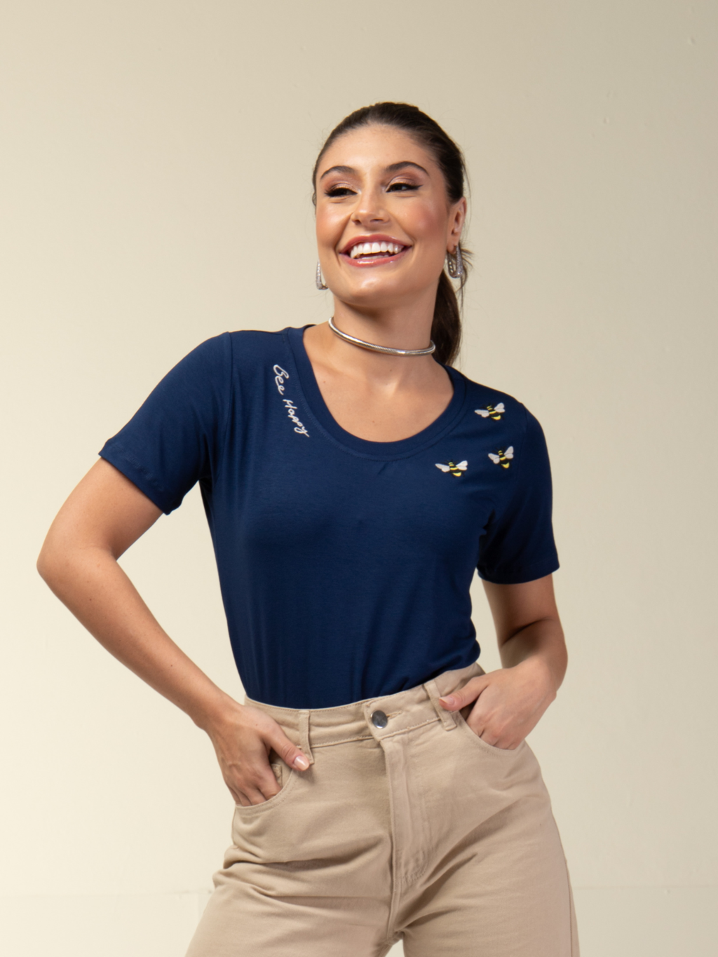 T-shirt Bordada Bee Happy - Divina Garota