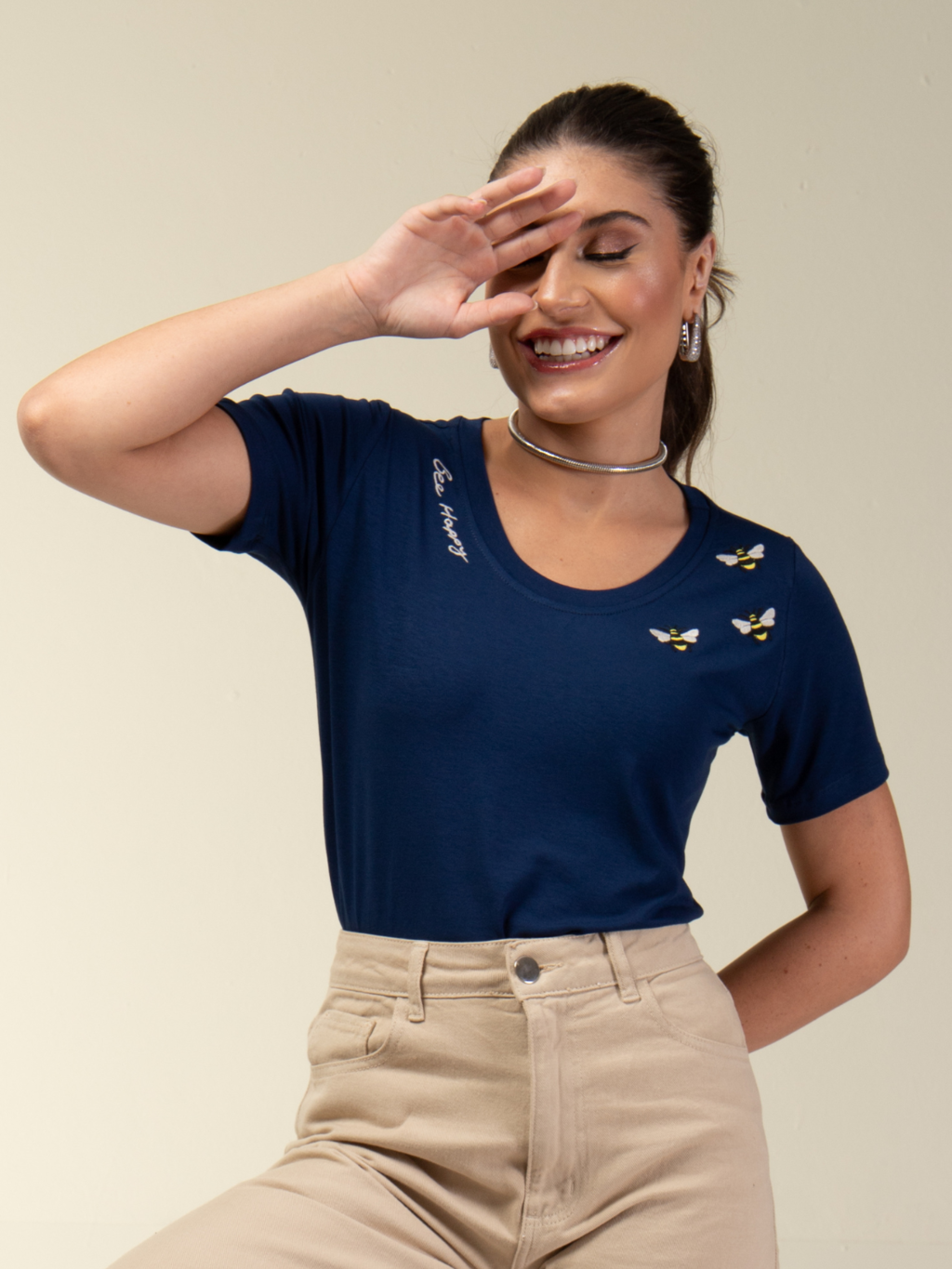 T-shirt Bordada Bee Happy - Divina Garota