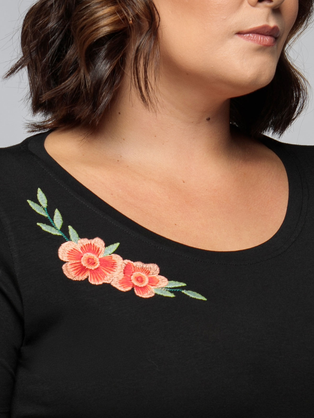 T-shirt Bordada Essência Floral - Divina Garota