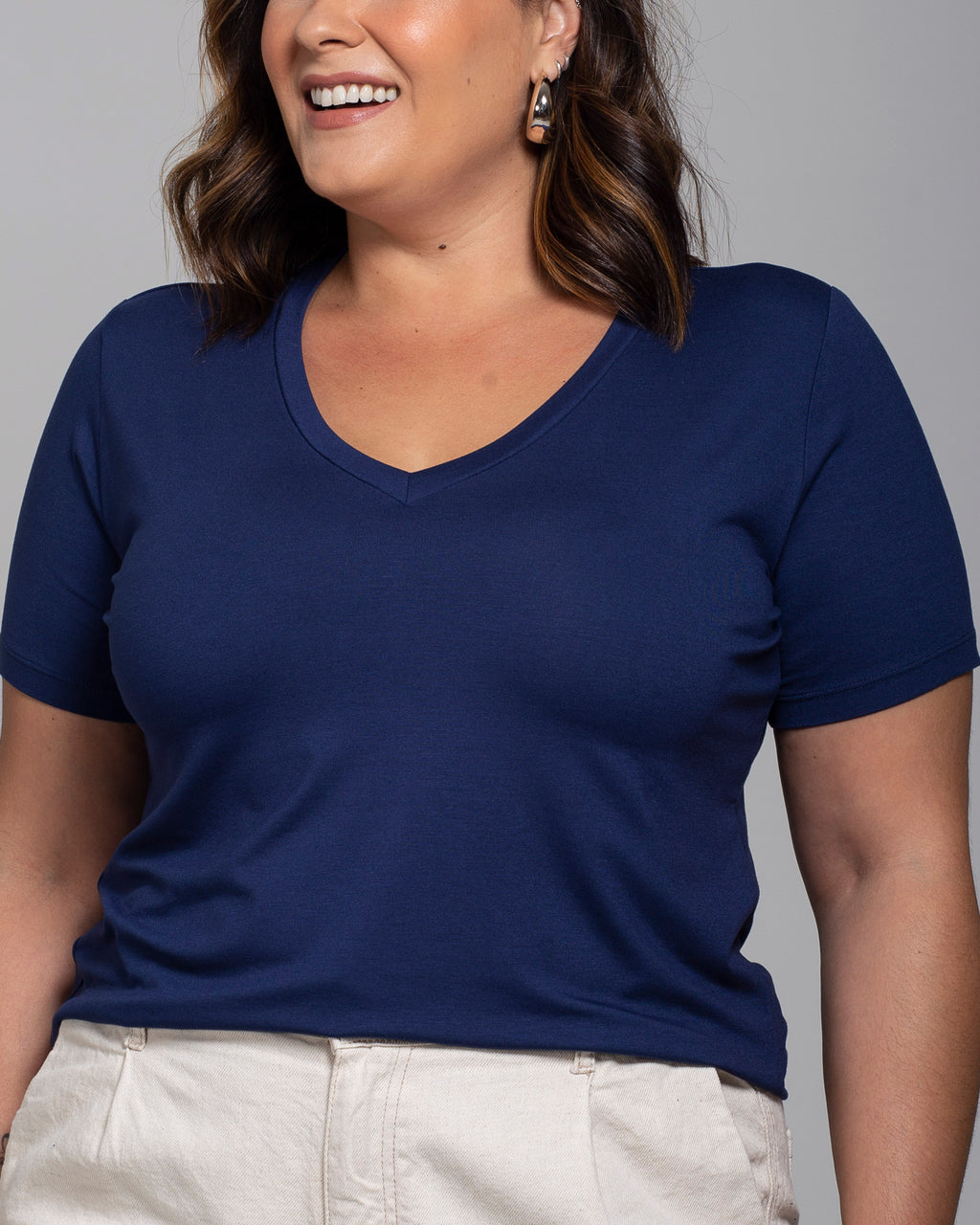 T-shirt Essencial Gola V - Divina Garota