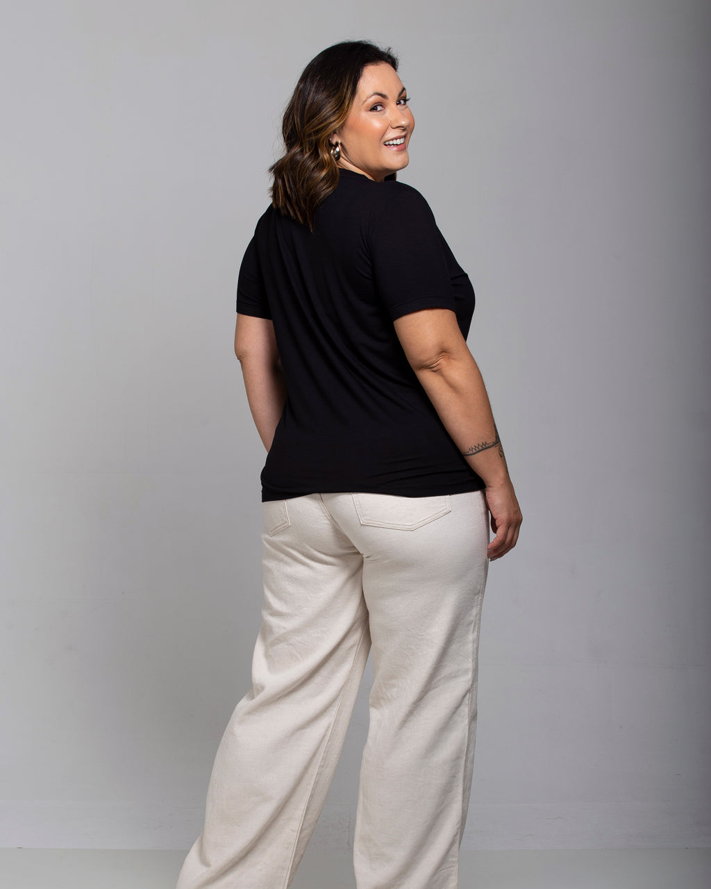 T-shirt Essencial Gola V - Divina Garota