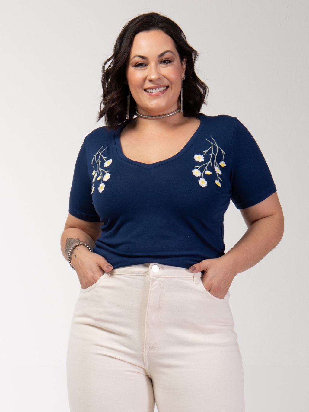 T-shirt Margaridas Bordada - Divina Garota