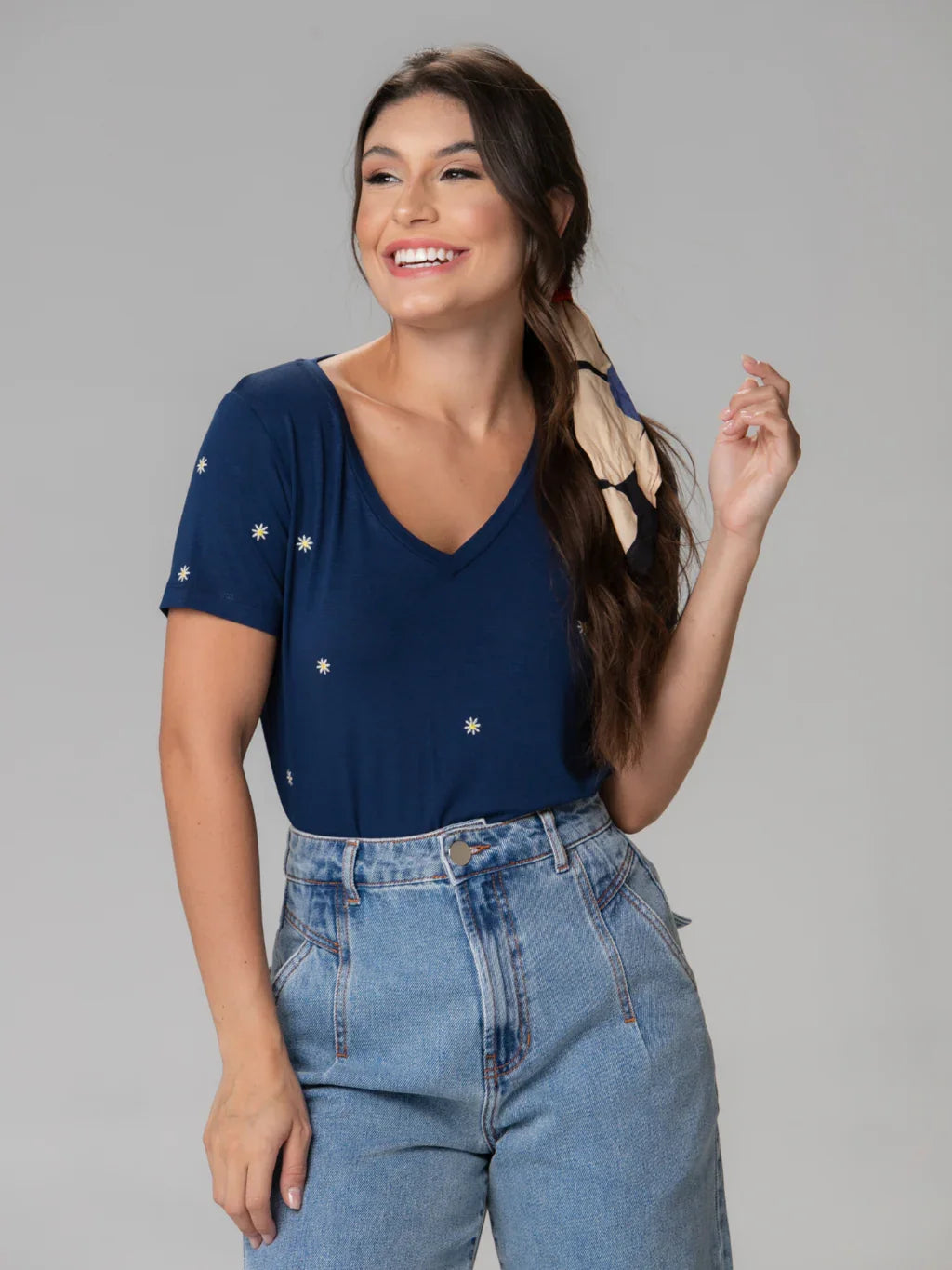 T-shirt Mini Margaridas Bordada - Divina Garota