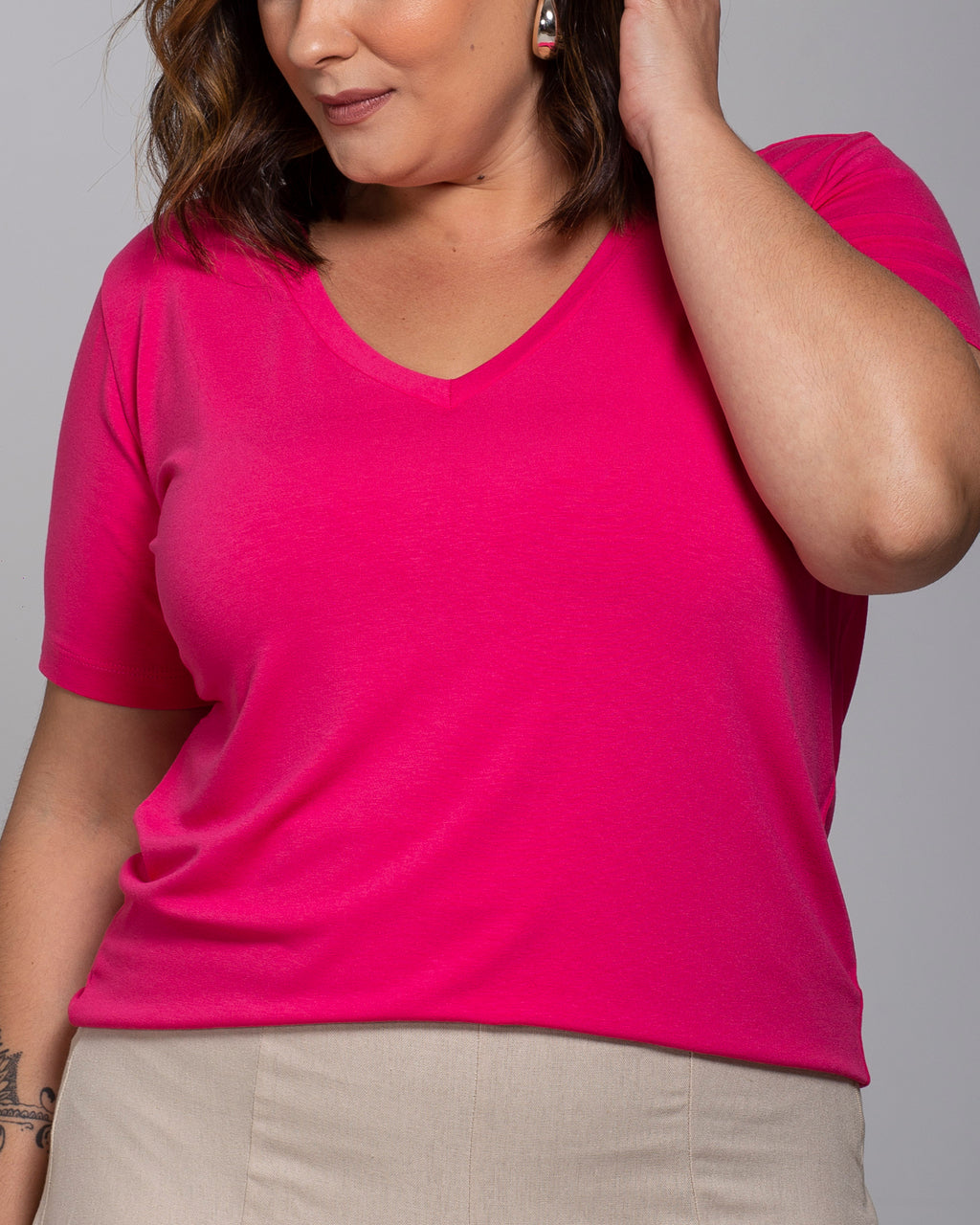 T-shirt Essencial Gola V - Divina Garota