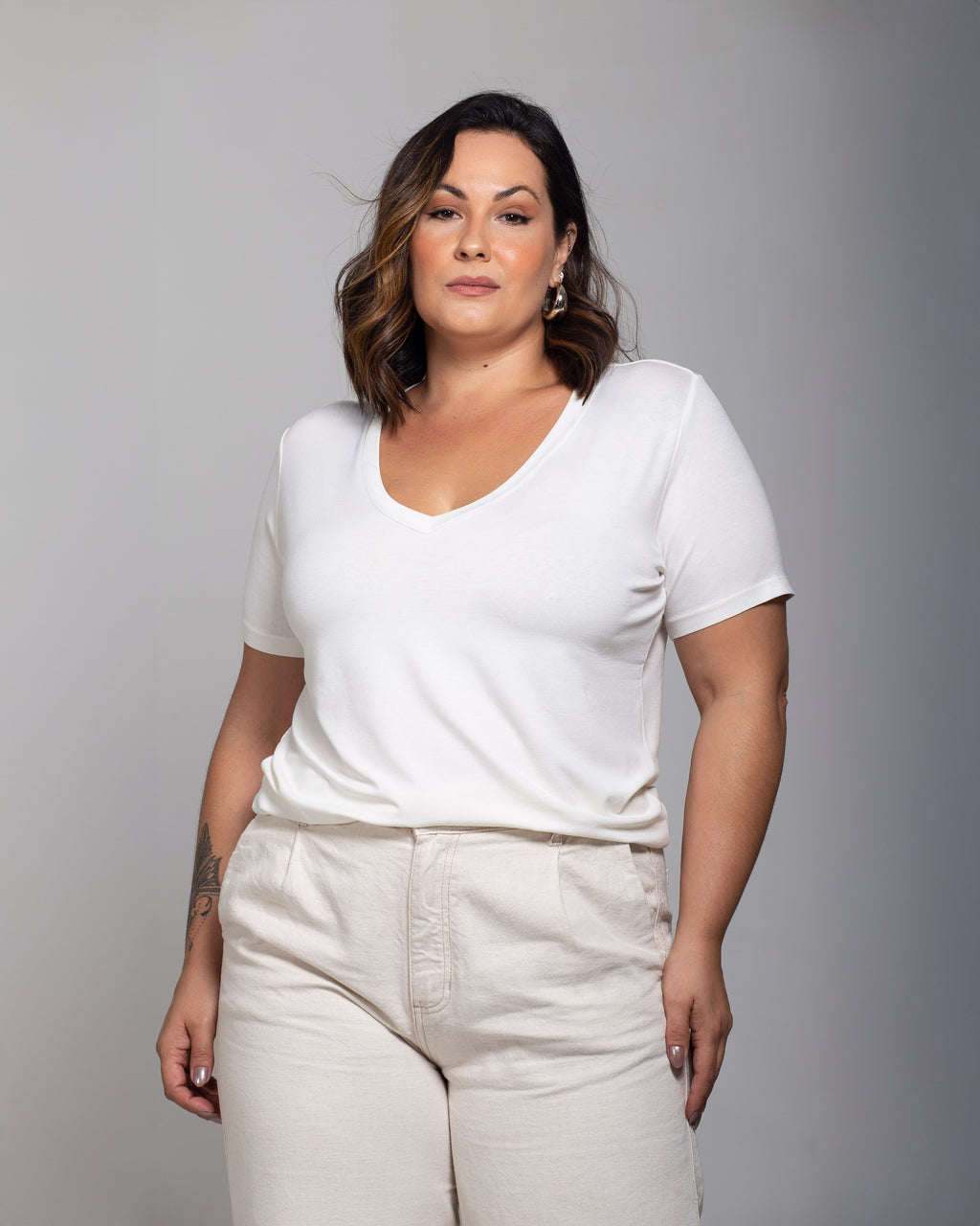 T-shirt Essencial Gola V - Divina Garota