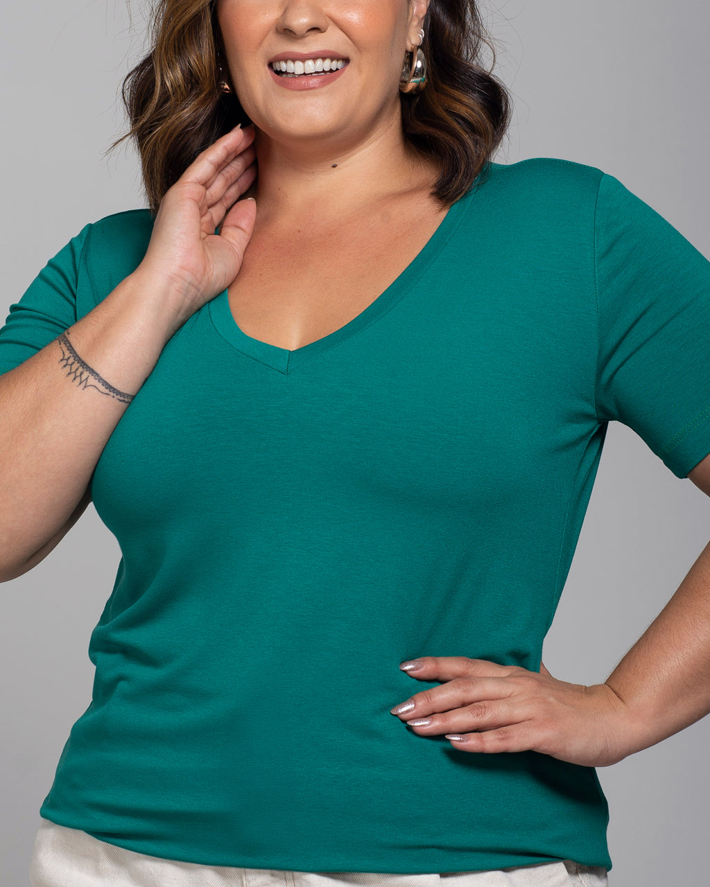 T-shirt Essencial Gola V - Divina Garota