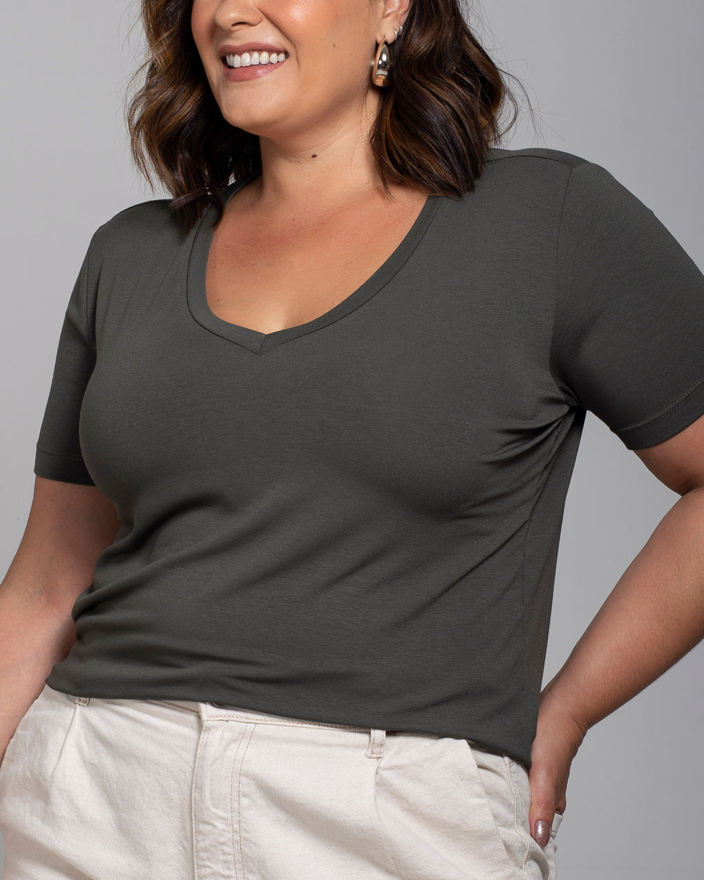 T-shirt Essencial Gola V - Divina Garota