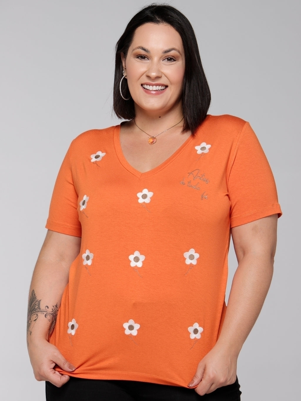 T-Shirt Bordada Antes de Tudo Fé - Divina Garota