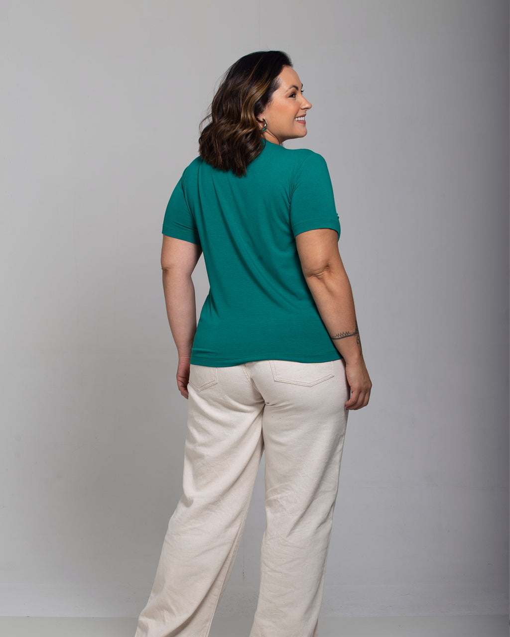 T-shirt Essencial Gola V - Divina Garota