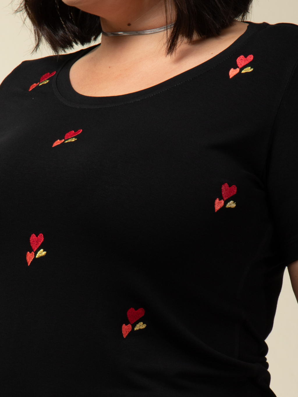 T-shirt Corações Bordado - Divina Garota