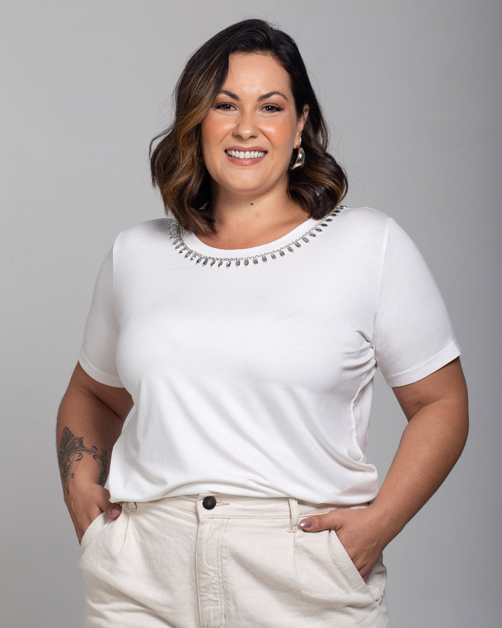 T-shirt Bordada Gola Cristal - Divina Garota