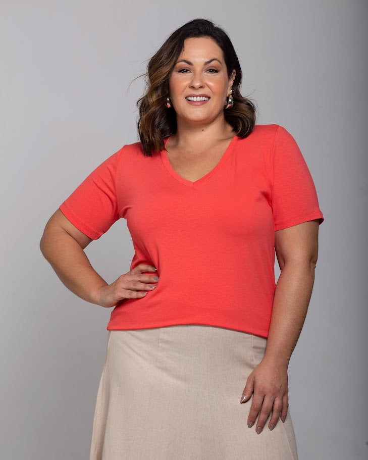 T-shirt Essencial Gola V - Divina Garota