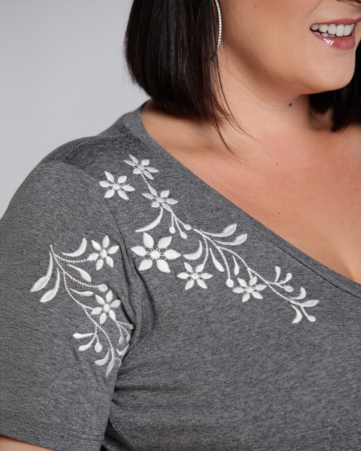 T-shirt Bordada Jasmim - Divina Garota