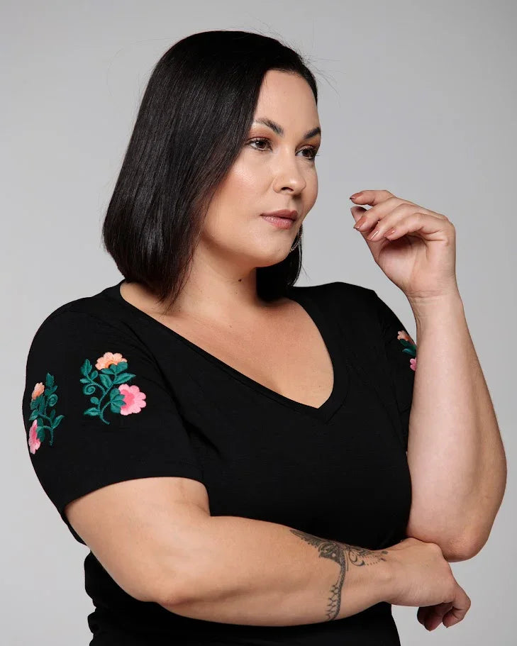 T-shirt Bordada Flores - Divina Garota
