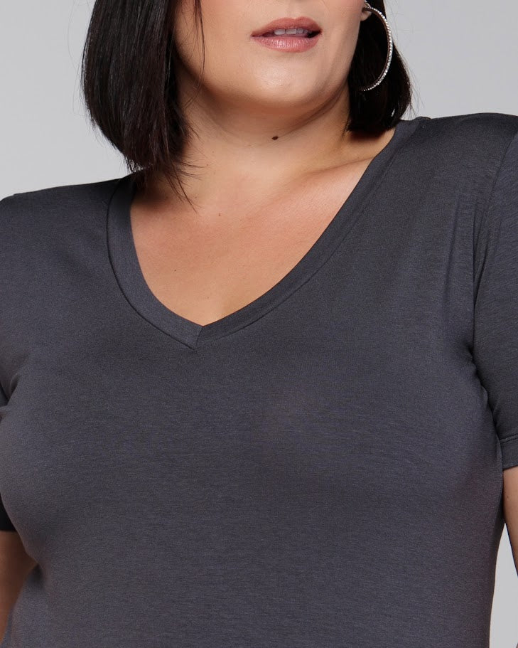 T-shirt Essencial Gola V - Divina Garota