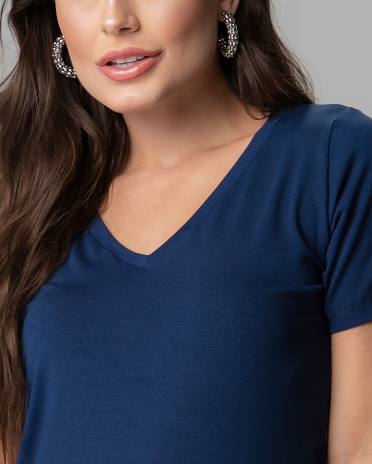 T-shirt Essencial Gola V - Divina Garota