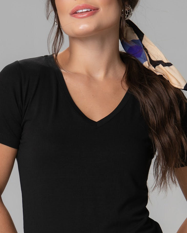T-shirt Essencial Gola V - Divina Garota
