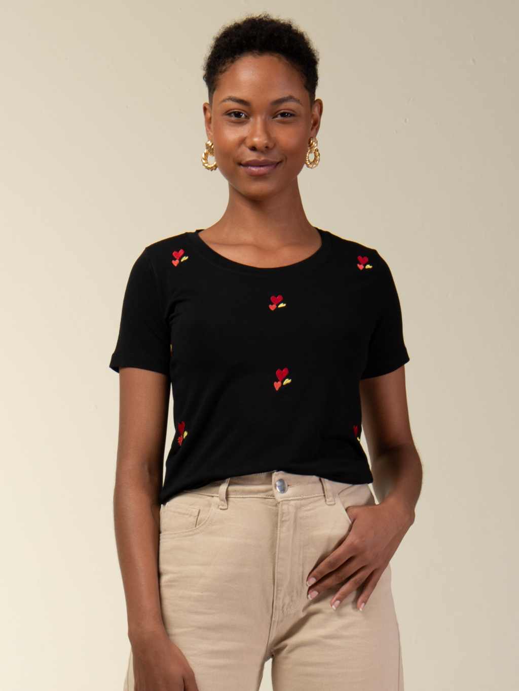 T-shirt Corações Bordado - Divina Garota