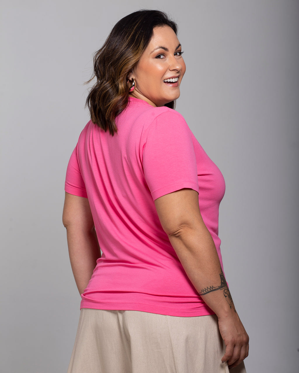 T-shirt Essencial Gola V - Divina Garota