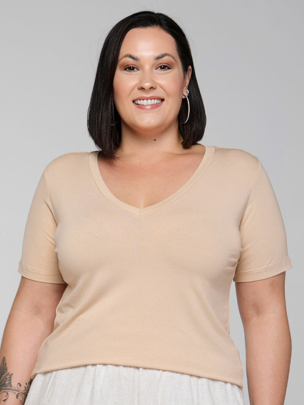 T-shirt Essencial Gola V - Divina Garota