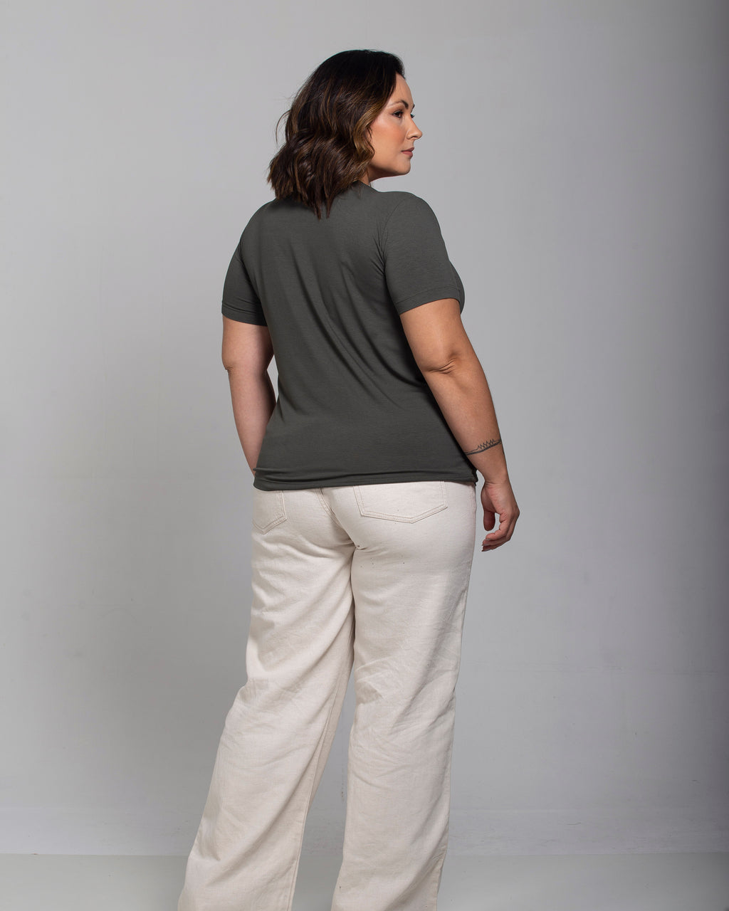 T-shirt Essencial Gola V - Divina Garota