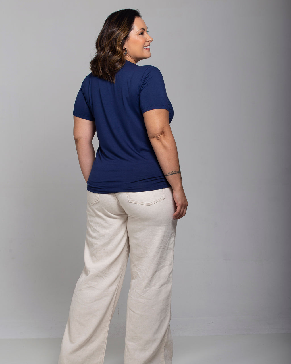 T-shirt Essencial Gola V - Divina Garota