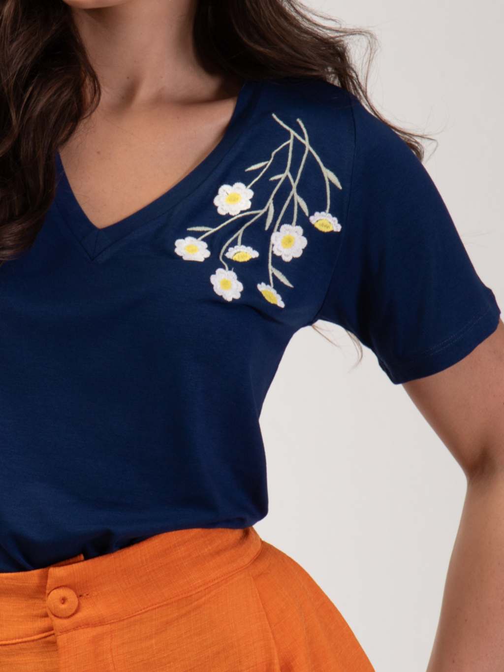 T-shirt Margaridas Bordada - Divina Garota