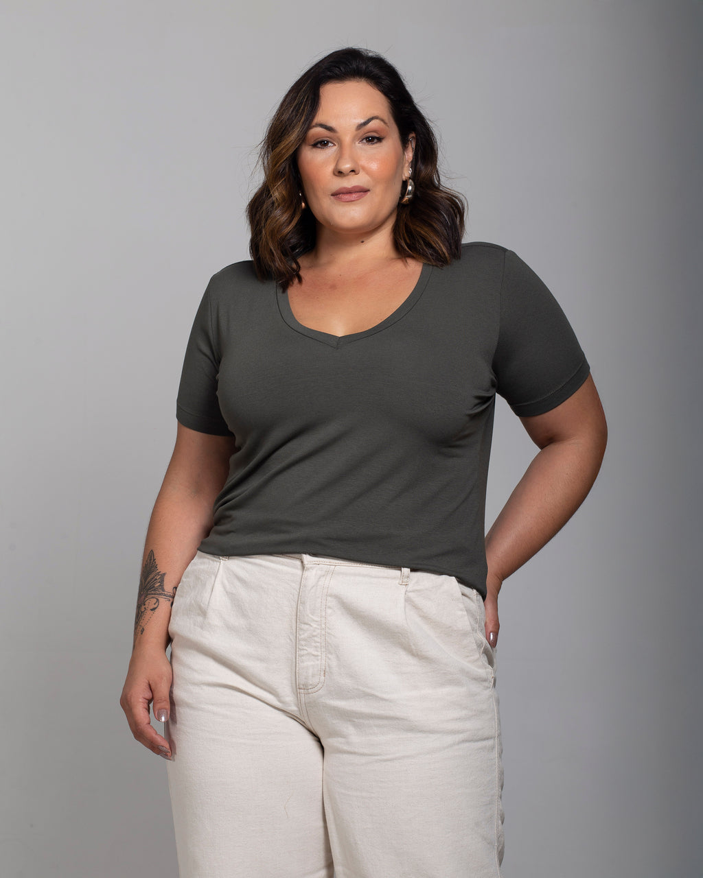 T-shirt Essencial Gola V - Divina Garota