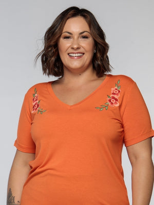 T-Shirt Bordada Aurora - Divina Garota