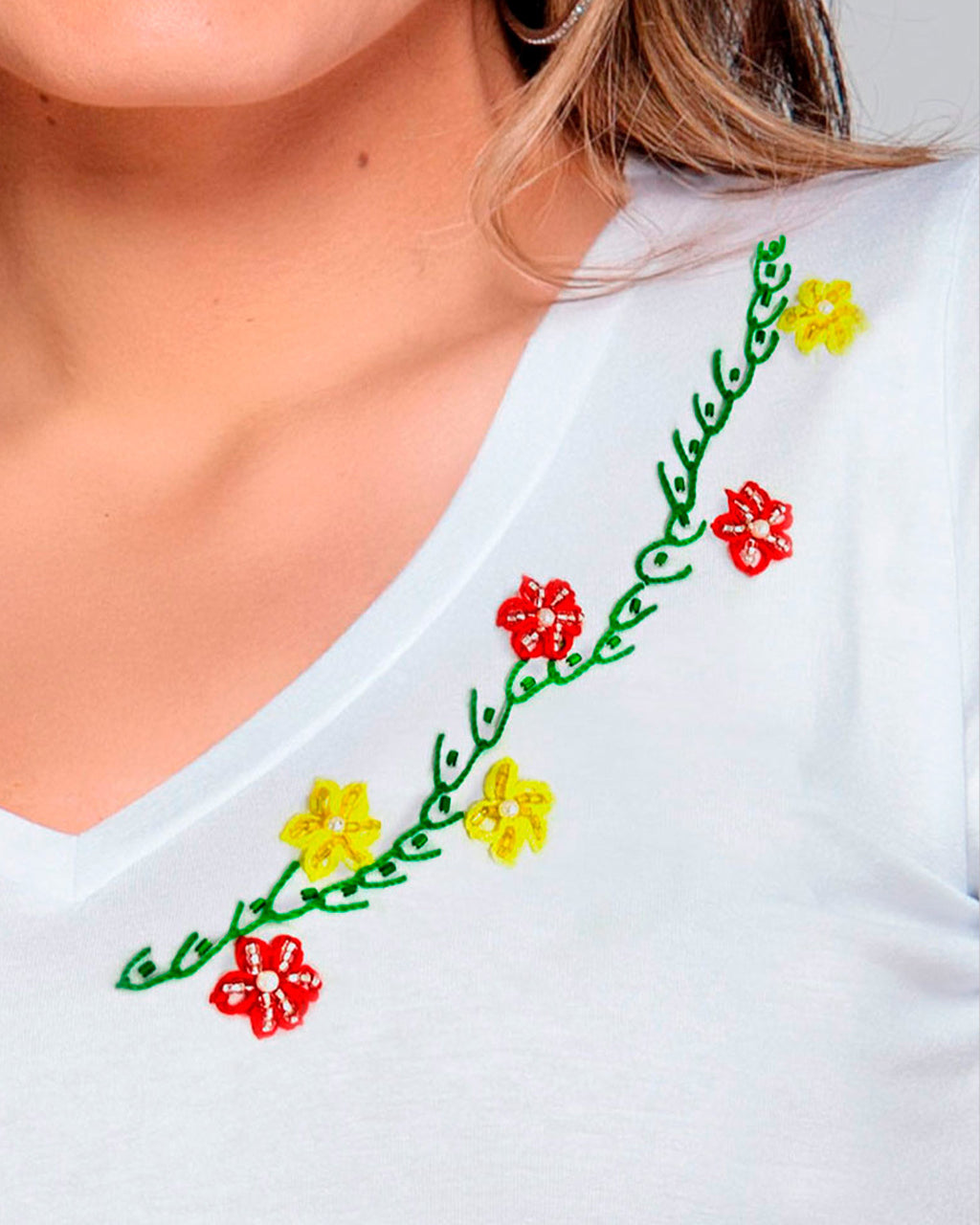 T-shirt Encanto Floral Bordada Manual