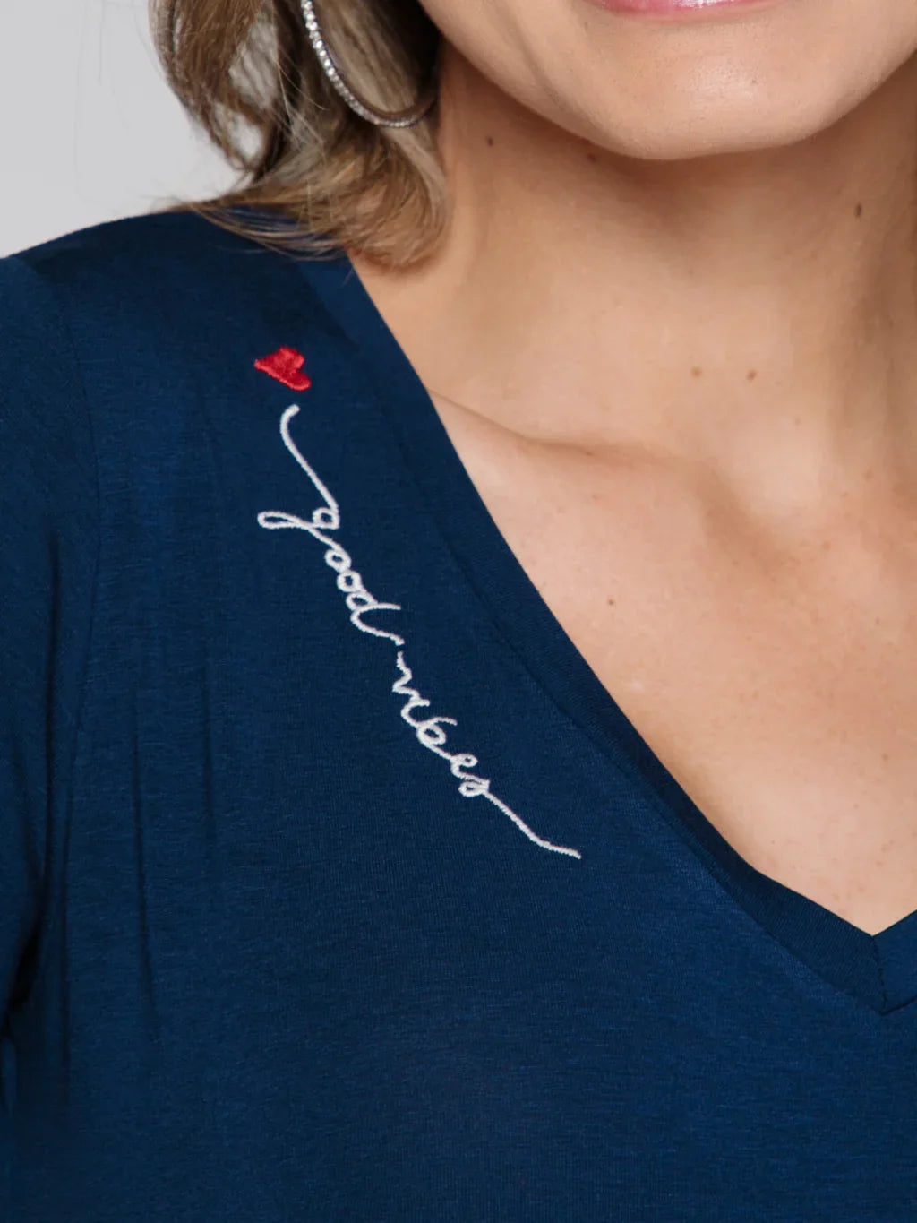 T-shirt Bordada Good Vibes - Divina Garota