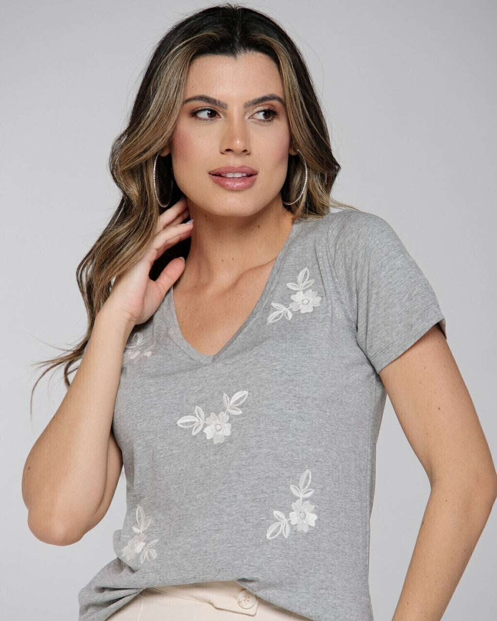 T-shirt Bordada Flores Alvas