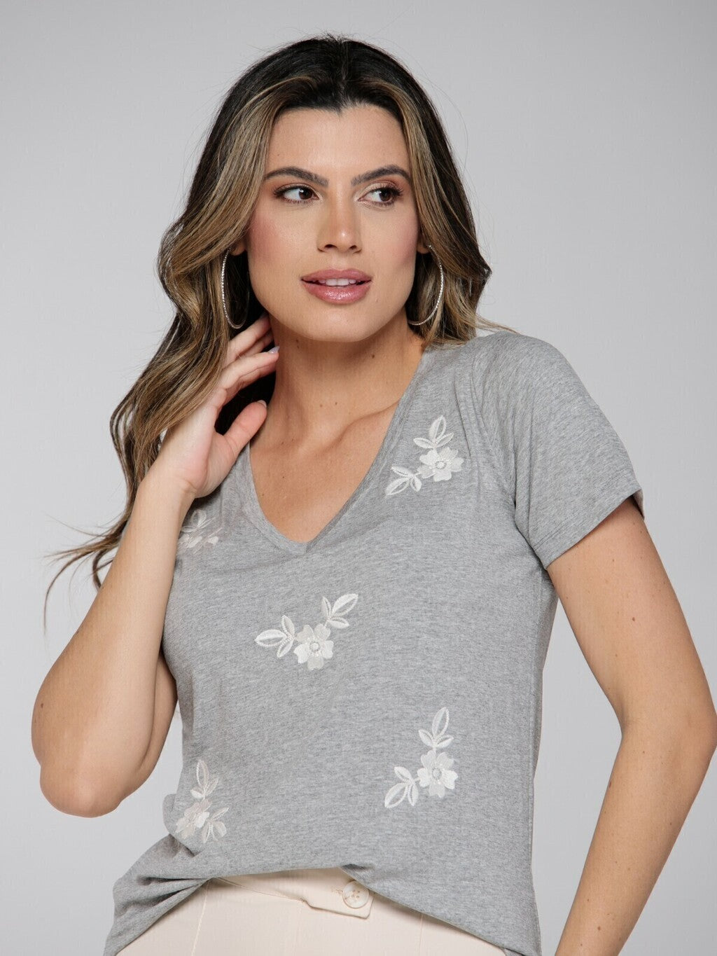 T-shirt Bordada Flores Alvas