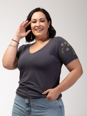 T-shirt Manga Floral Bordada - Divina Garota