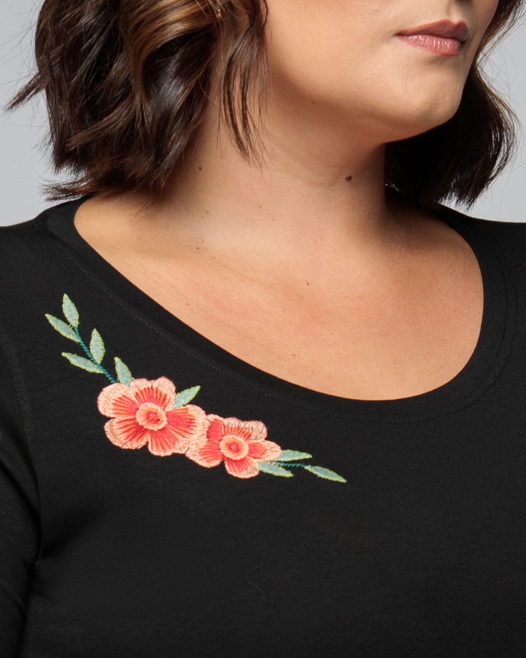 T-shirt Bordada Essência Floral