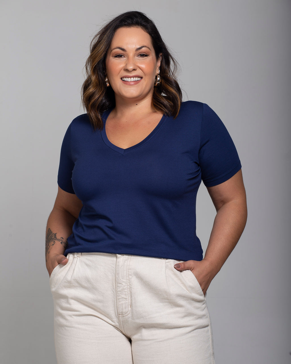 T-shirt Essencial Gola V - Divina Garota