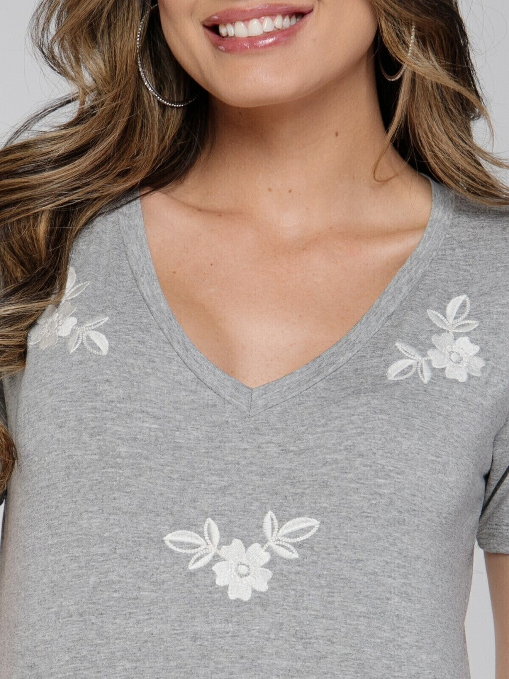T-shirt Bordada Flores Alvas