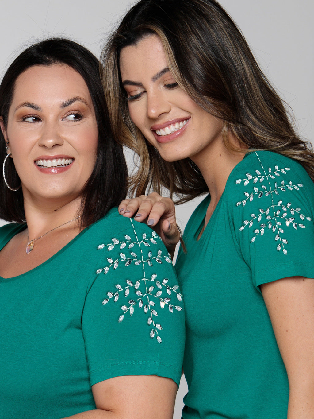 T-shirt Folhas Cristal Bordada Manual