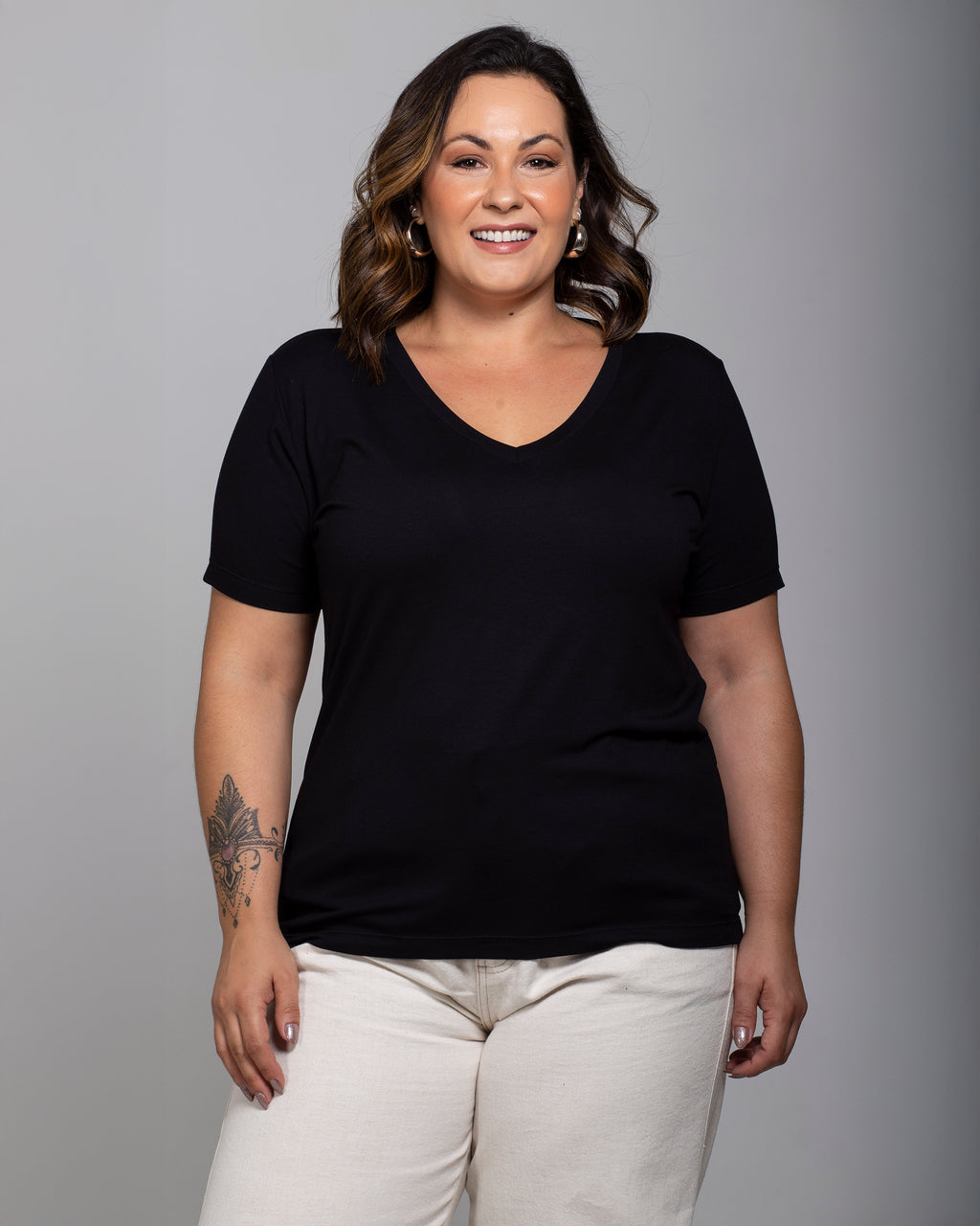 T-shirt Essencial Gola V - Divina Garota