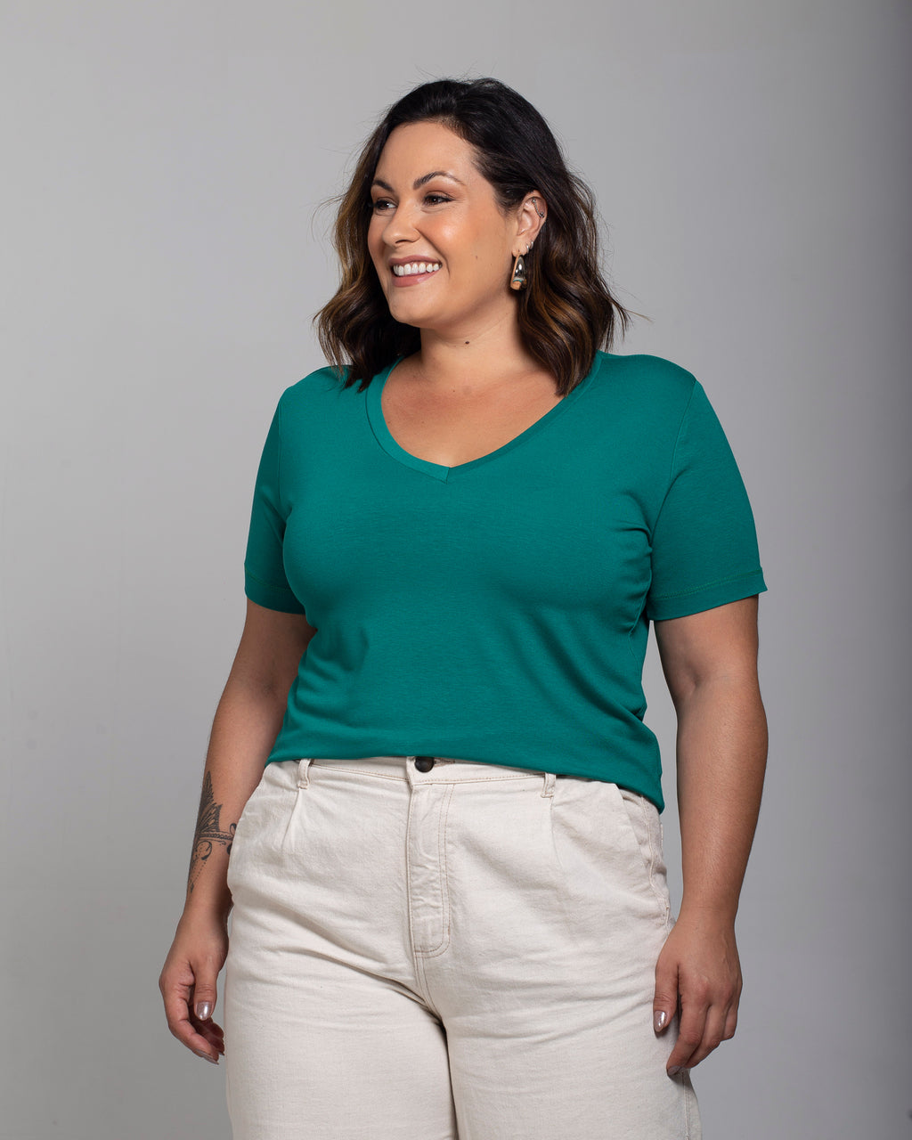 T-shirt Essencial Gola V - Divina Garota