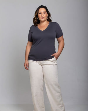 T-shirt Essencial Gola V - Divina Garota