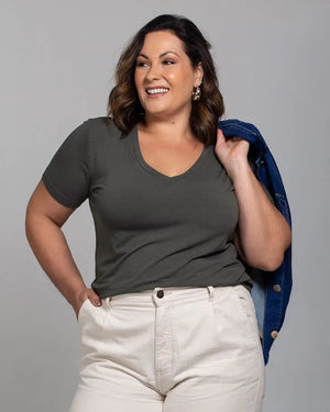 T-shirt Essencial Gola V - Divina Garota