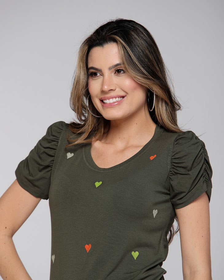 T-Shirt Bufante Bordada Corações
