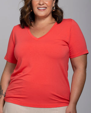 T-shirt Essencial Gola V - Divina Garota