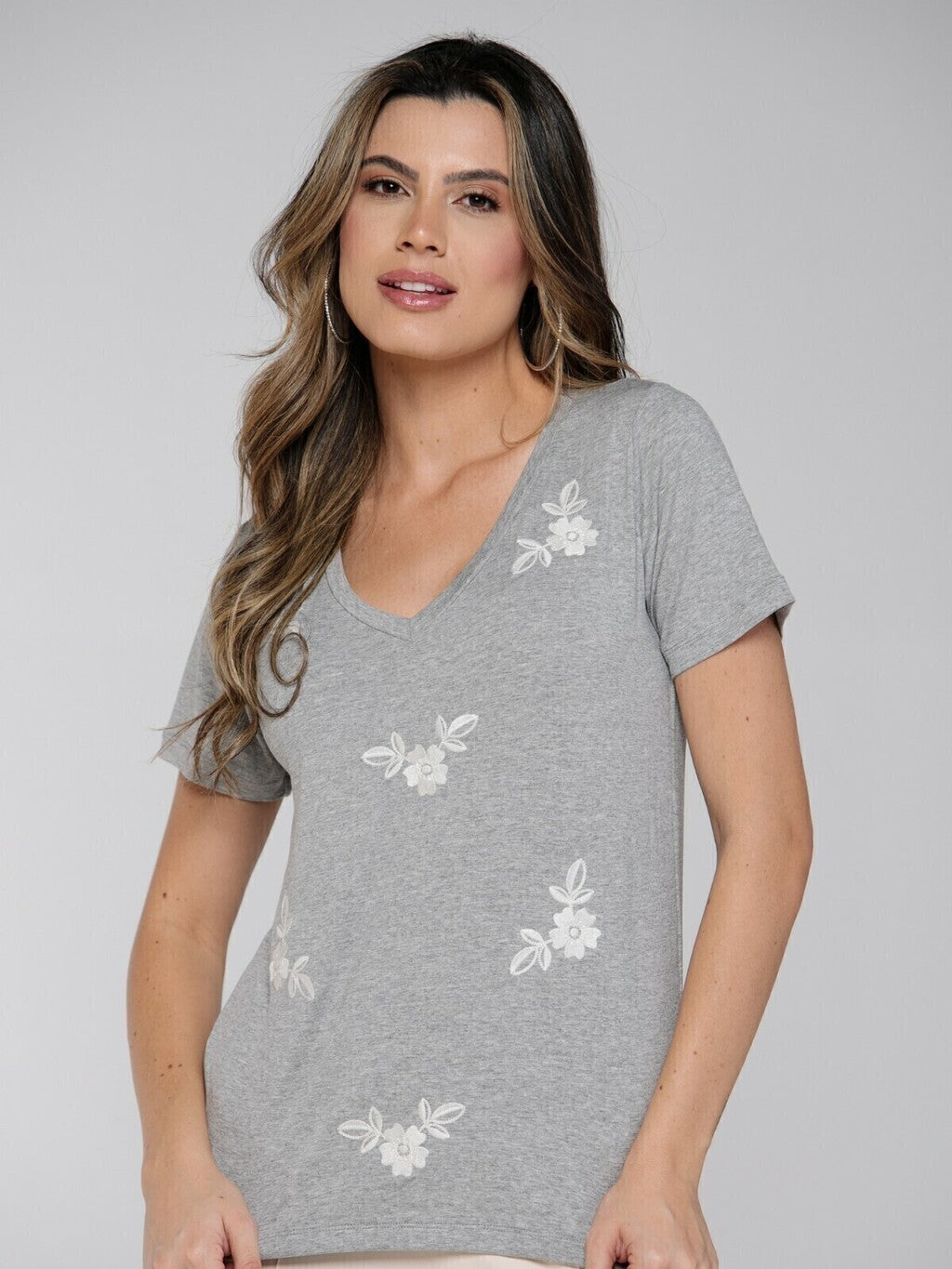 T-shirt Bordada Flores Alvas
