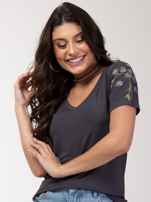 T-shirt Manga Floral Bordada - Divina Garota